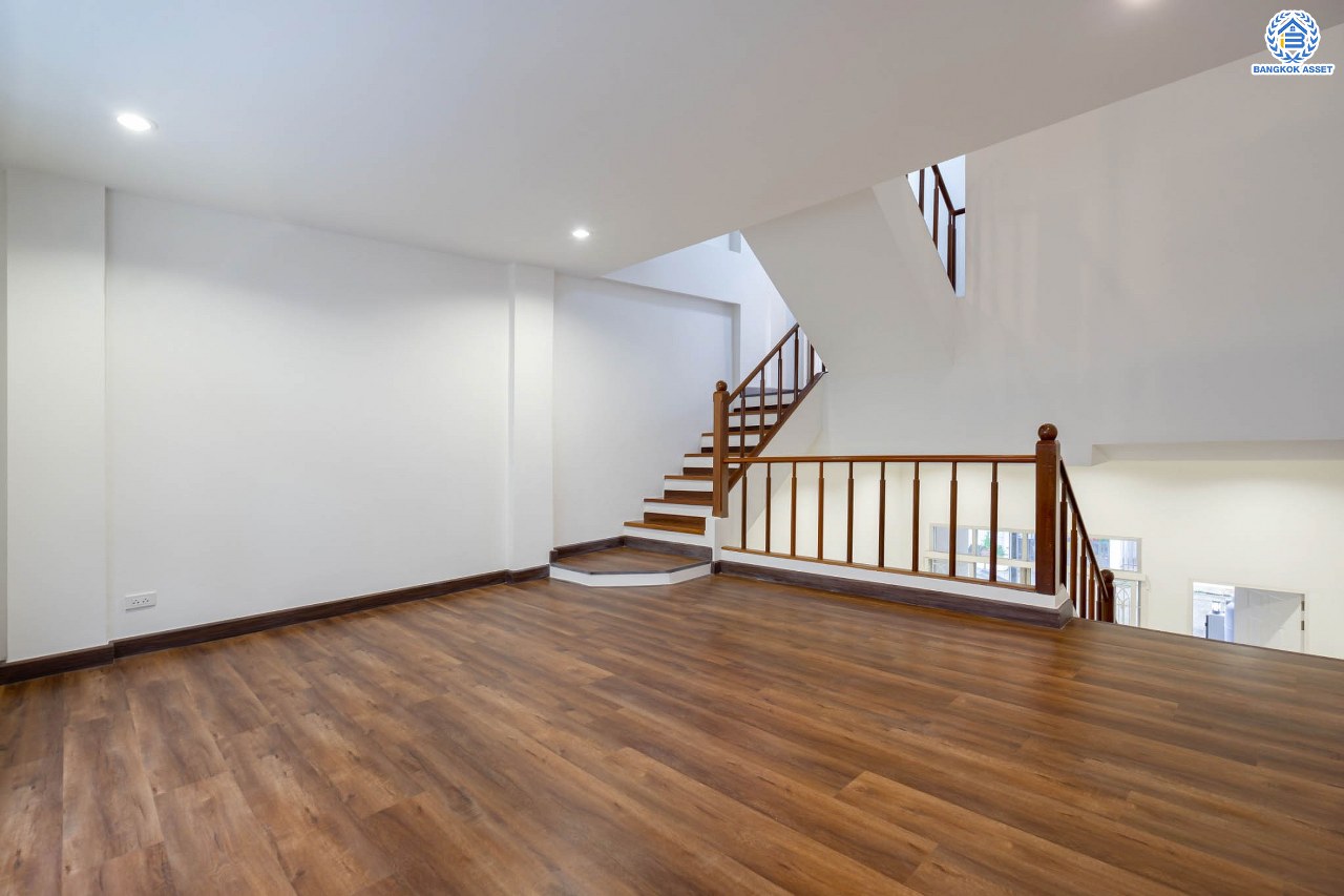 บ้านมือสองตกแต่งใหม่ ม.ไชน่าทาวน์ รามอินทรา เนื้อที่ 21 ตร.ว. ฟังก์ชัน 3 ห้องนอน 3 ห้องน้ำ จอดรถได้ 1 คัน สภาพแวดล้อมเยี่ยม เชื่อมต่อ ถ.ลาดปลาเค้า, ถ.เกษตร-นวมินทร์, ถ.รามอินทรา รถไฟฟ้าสายสีเขียว "สถานีเสนานิคม" และทางด่วน "ฉลองรัช"